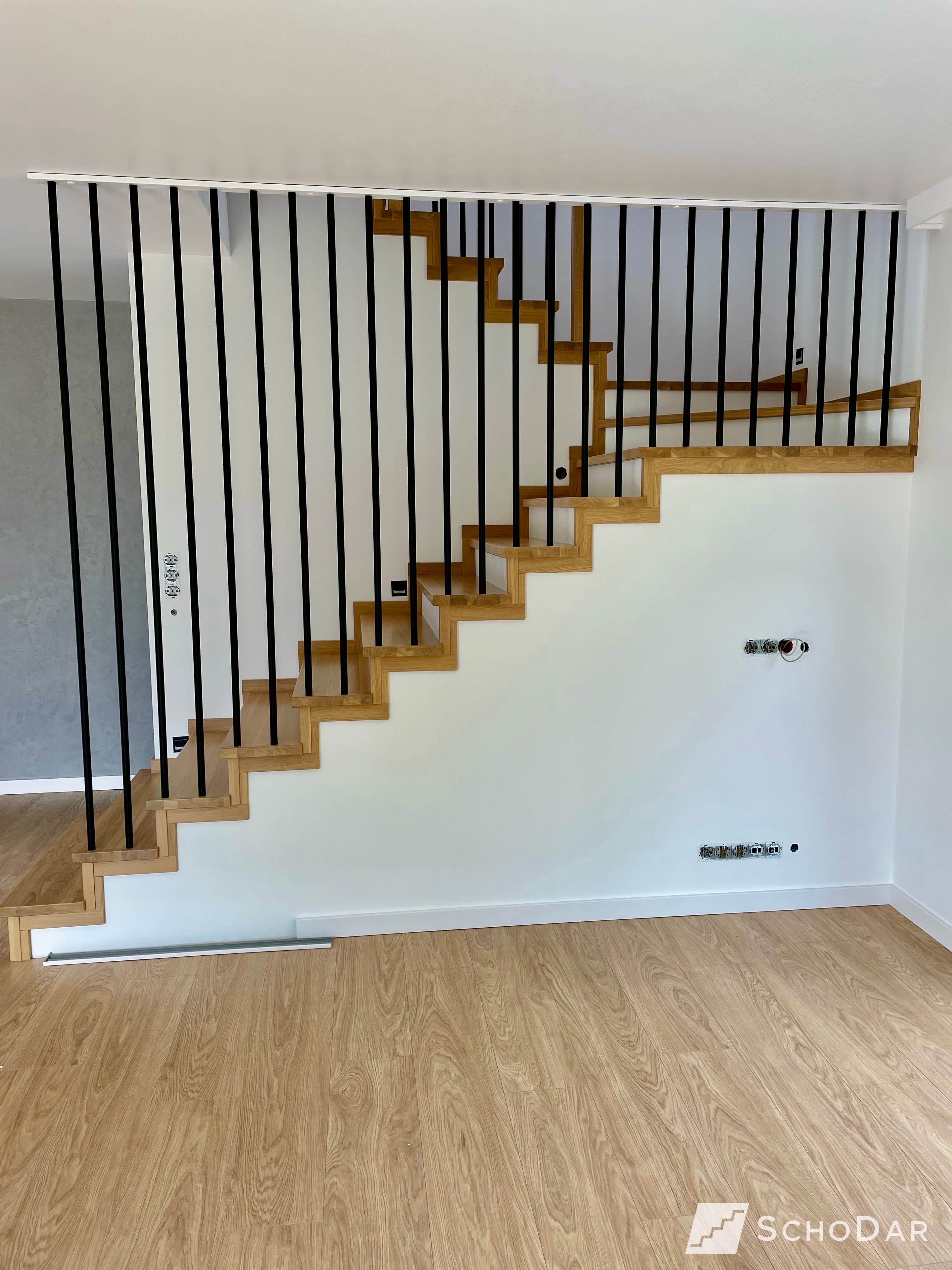 Zdjęcie 9 z realizacji Schody dębowe z balustradą z czarnej rurki w powiększeniu