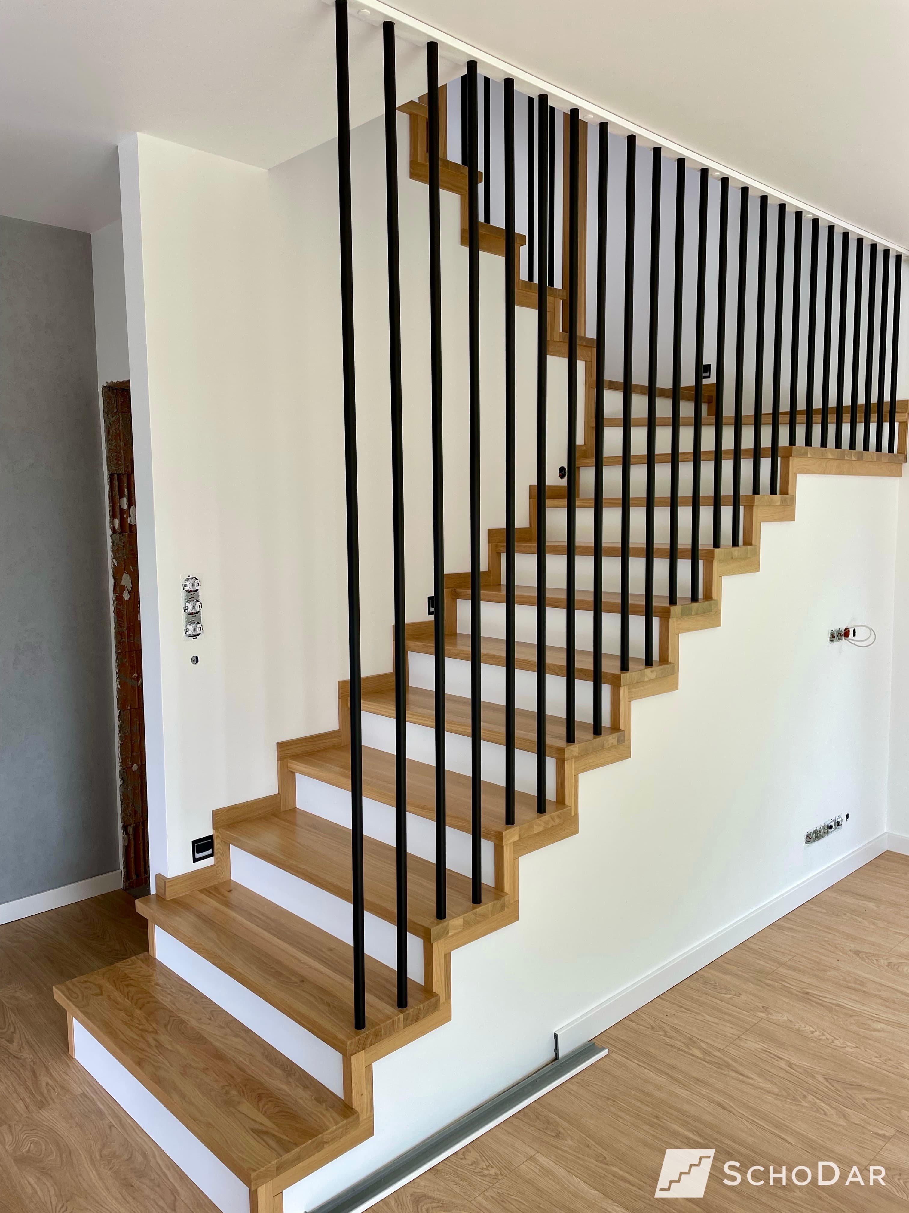 Zdjęcie 10 z realizacji Schody dębowe z balustradą z czarnej rurki w powiększeniu