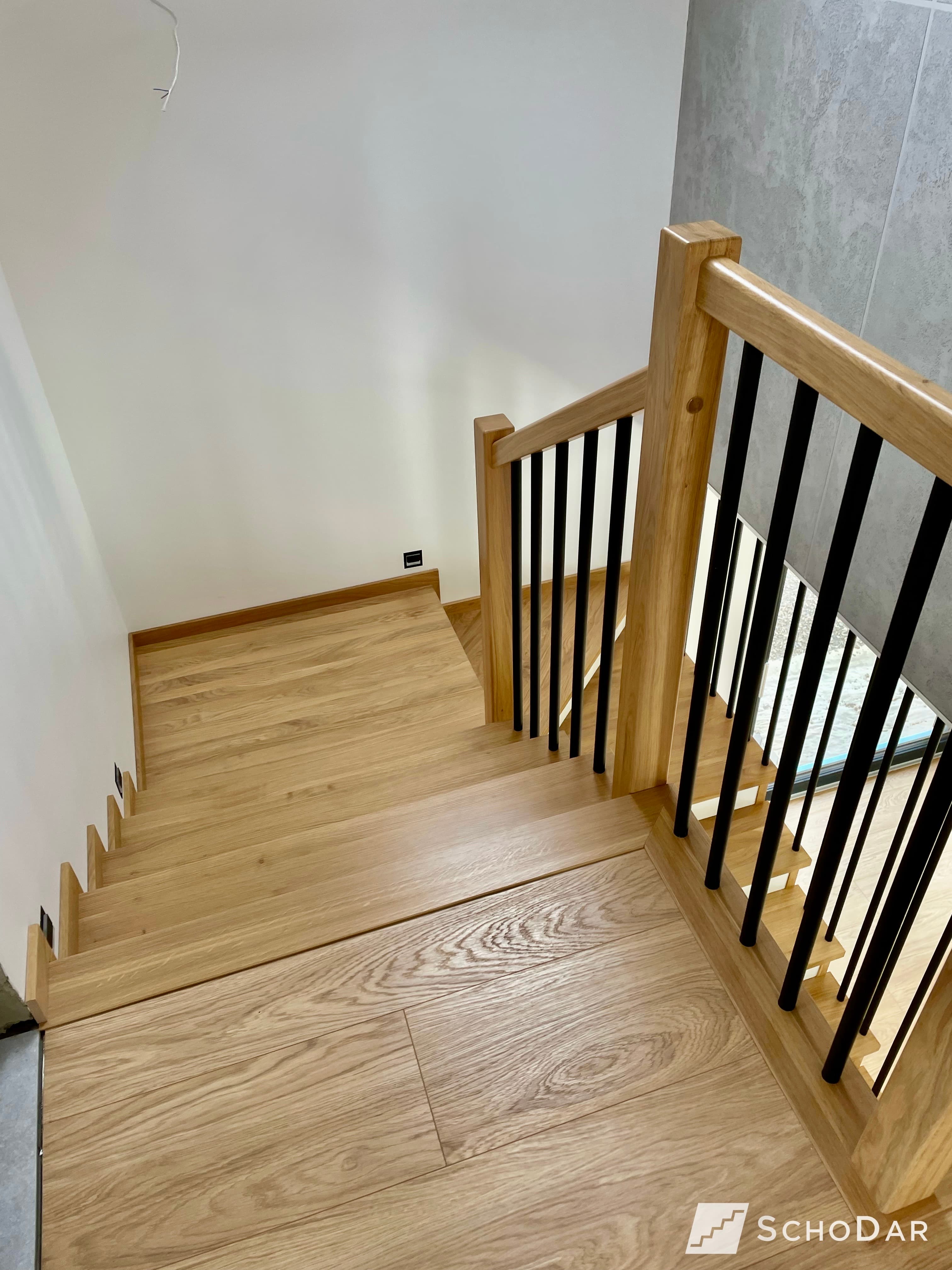 Zdjęcie 4 z realizacji Schody dębowe z balustradą z czarnej rurki w powiększeniu