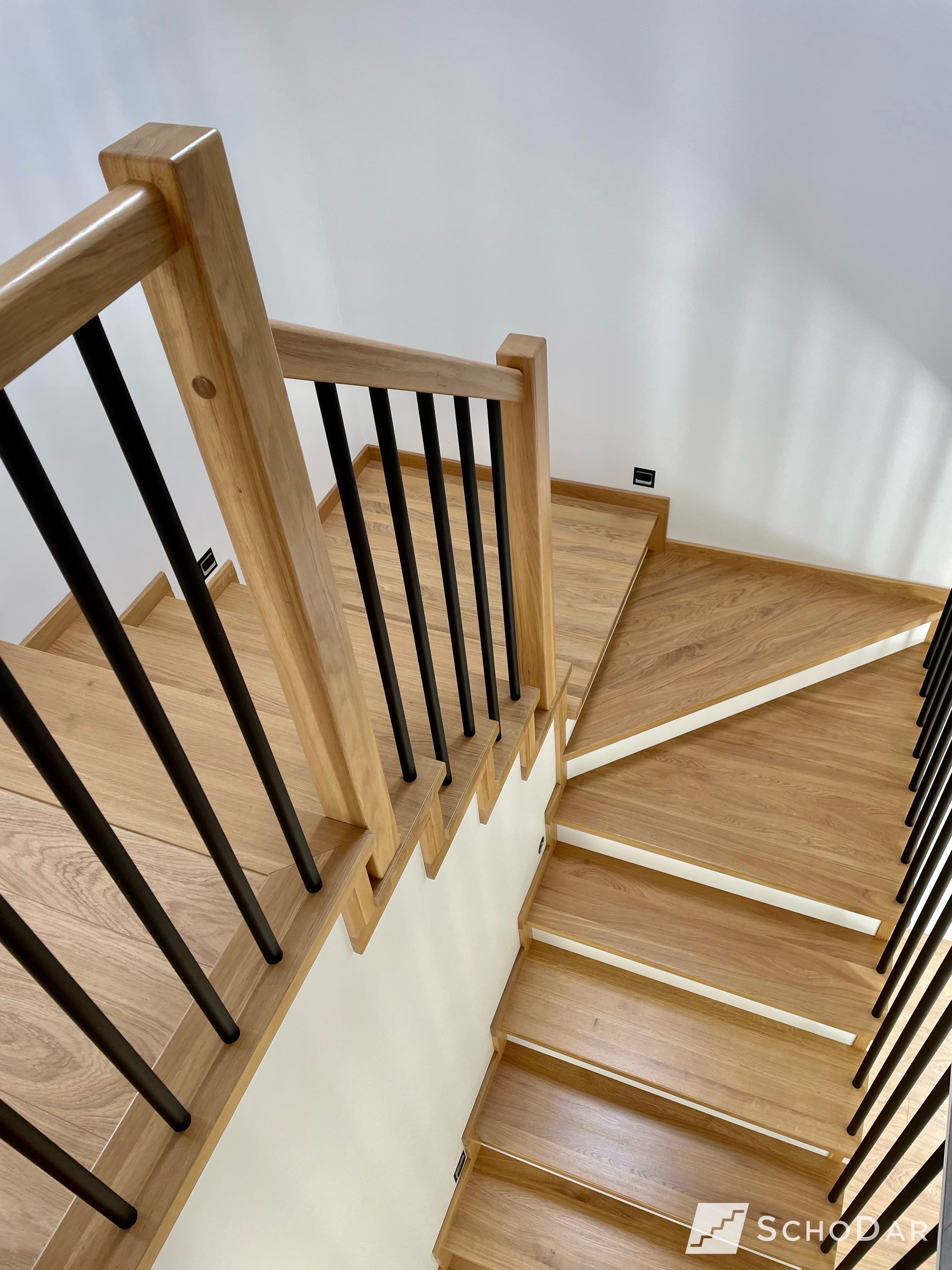 Zdjęcie 3 z realizacji Schody dębowe z balustradą z czarnej rurki w powiększeniu