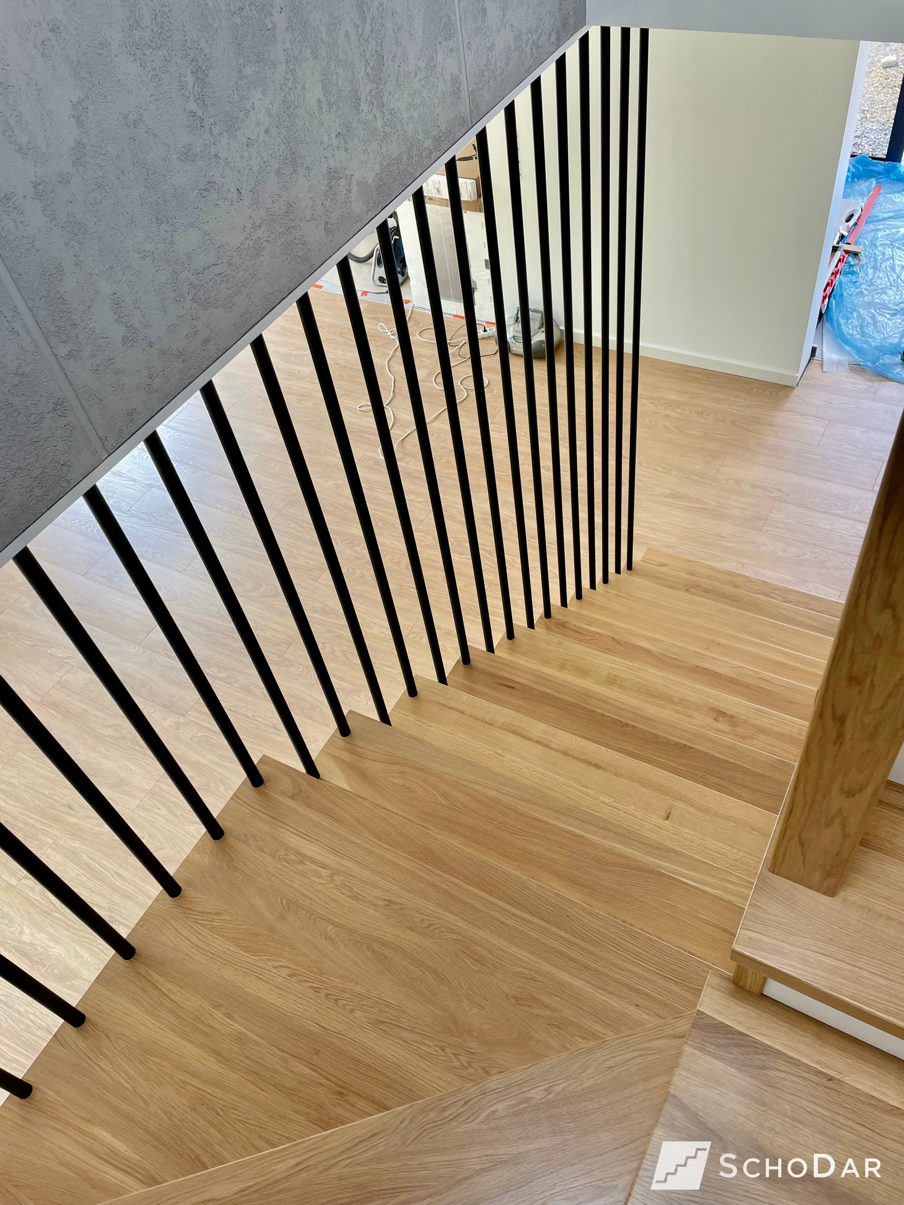 Zdjęcie 2 z realizacji Schody dębowe z balustradą z czarnej rurki w powiększeniu