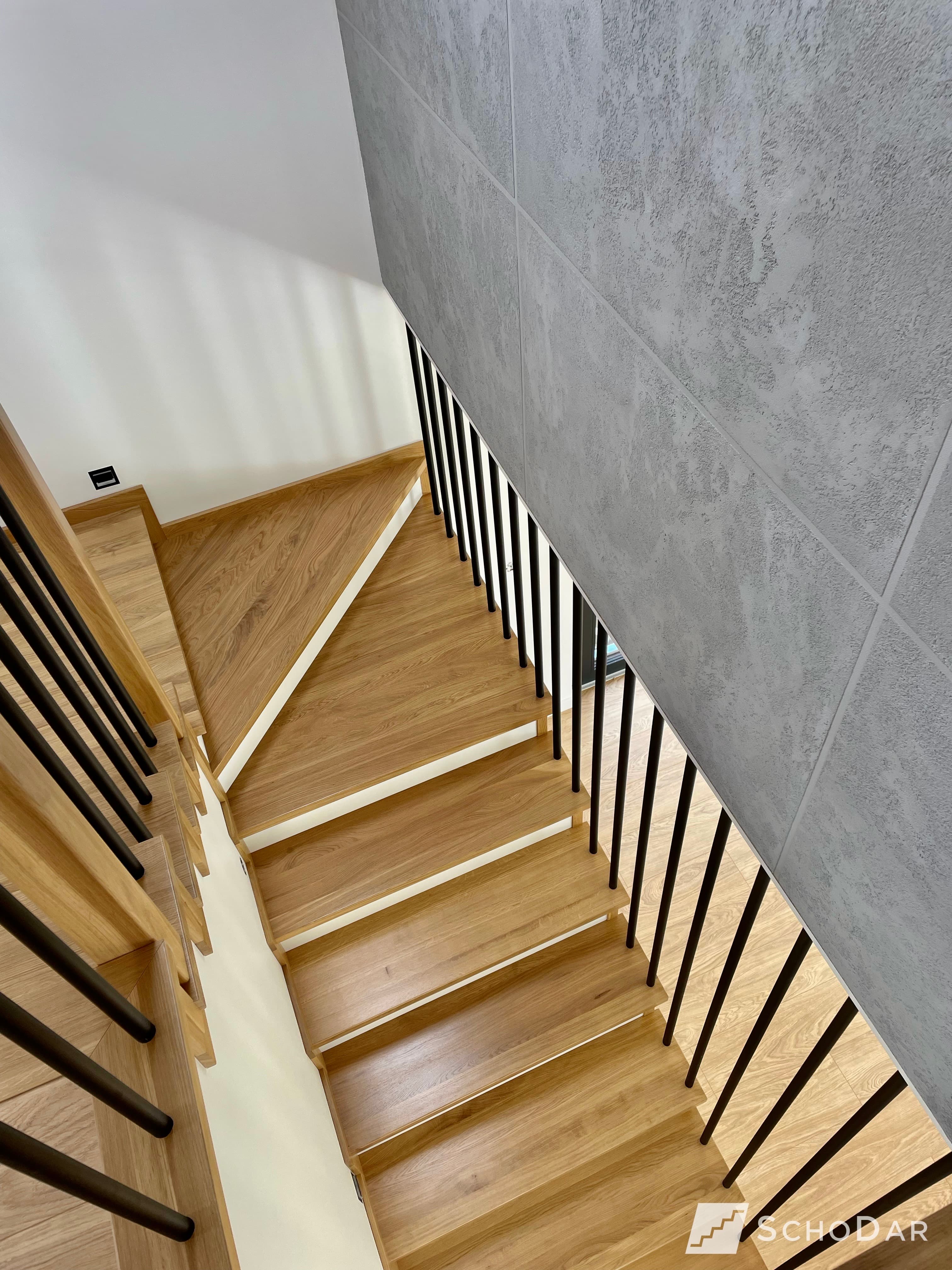 Zdjęcie 1 z realizacji Schody dębowe z balustradą z czarnej rurki w powiększeniu