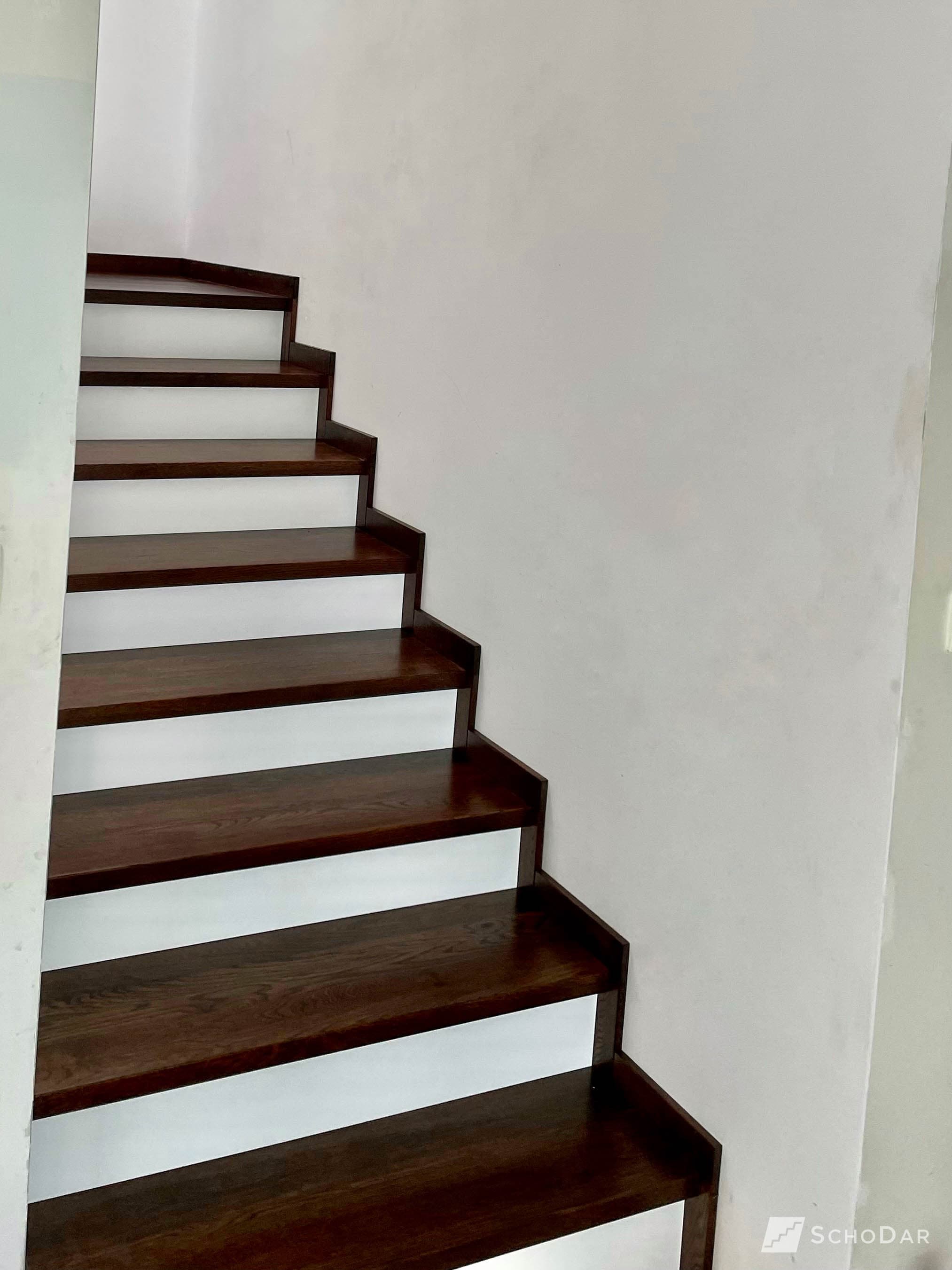 Zdjęcie 11 z realizacji Schody z drewnianą balustradą w powiększeniu
