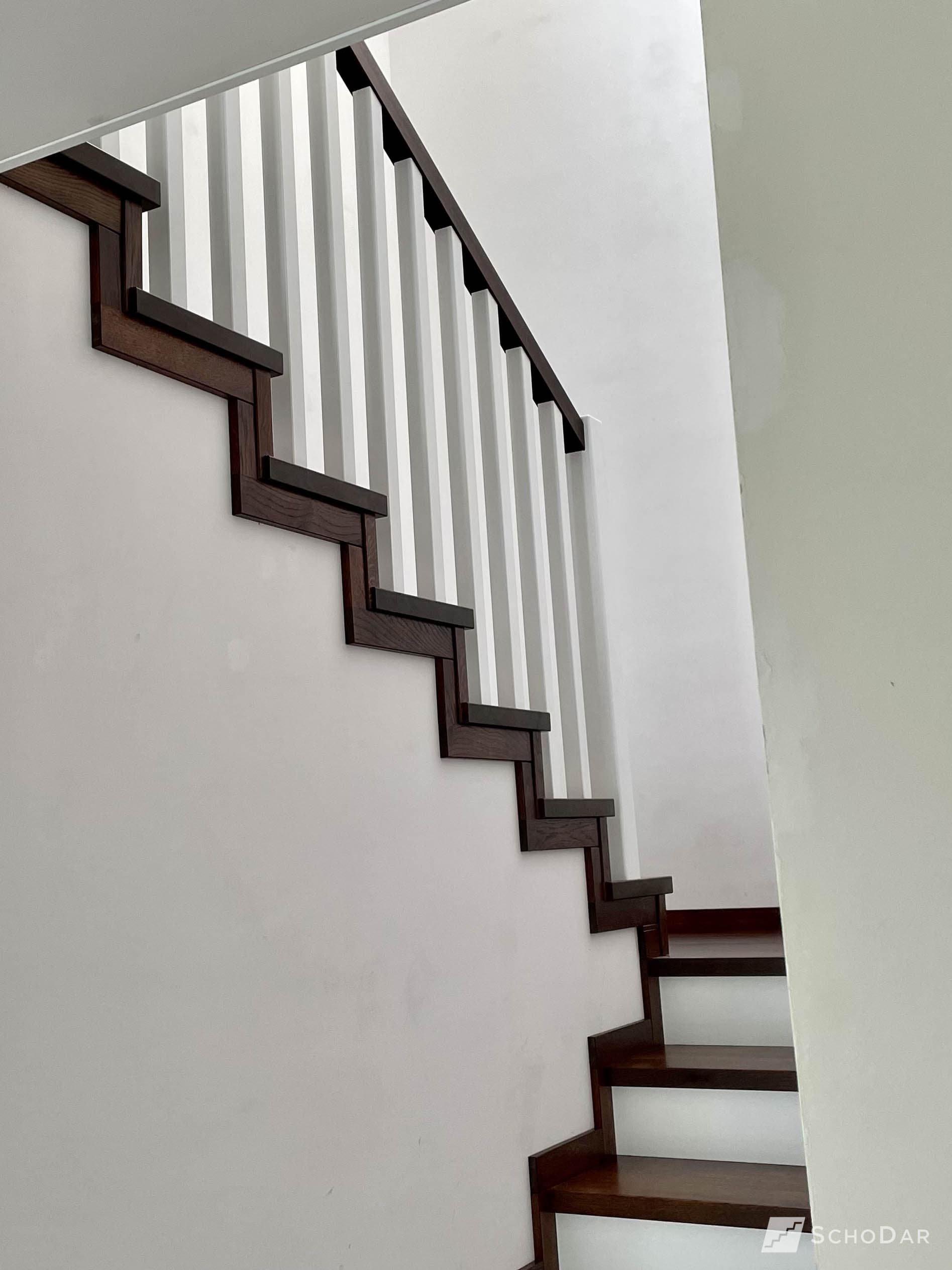 Zdjęcie 9 z realizacji Schody z drewnianą balustradą w powiększeniu