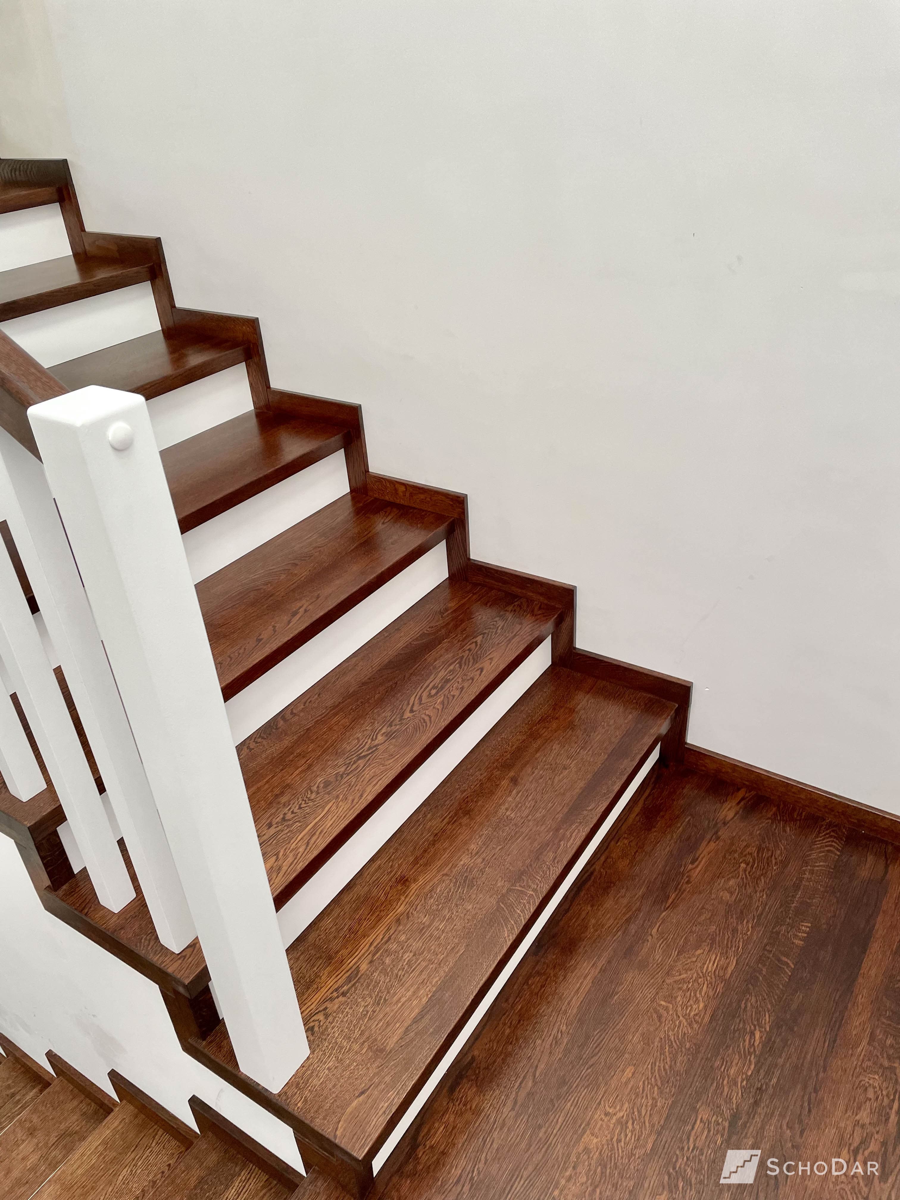 Zdjęcie 7 z realizacji Schody z drewnianą balustradą w powiększeniu