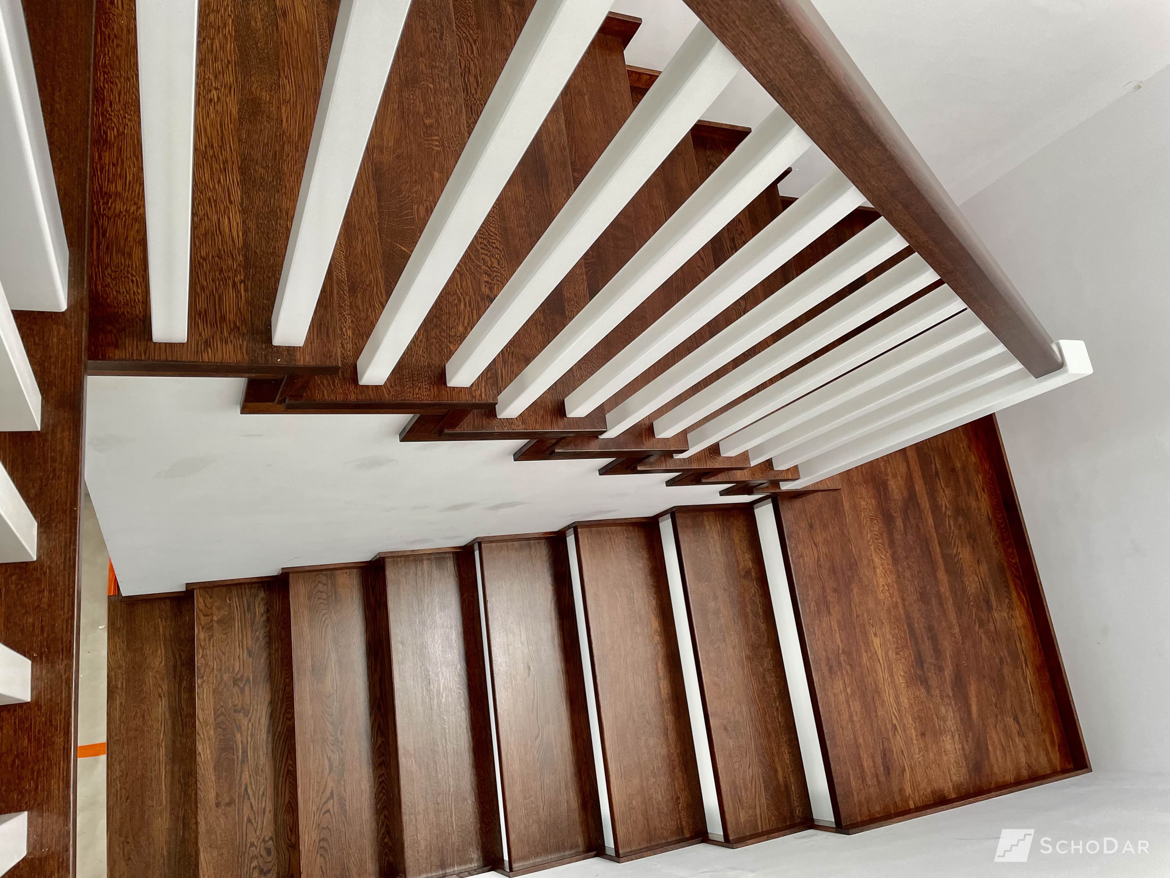 Zdjęcie 2 z realizacji Schody z drewnianą balustradą w powiększeniu