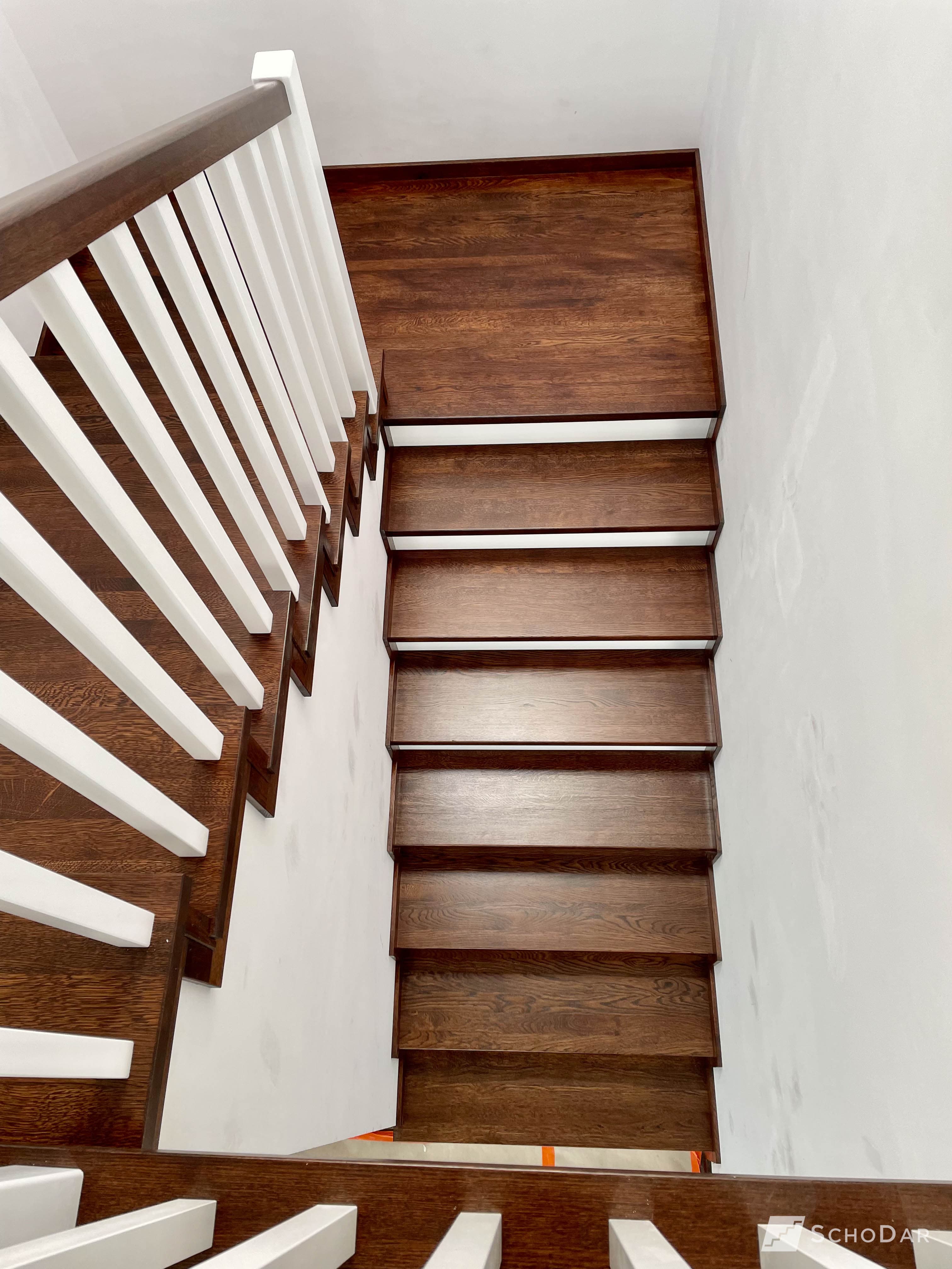 Zdjęcie 4 z realizacji Schody z drewnianą balustradą w powiększeniu