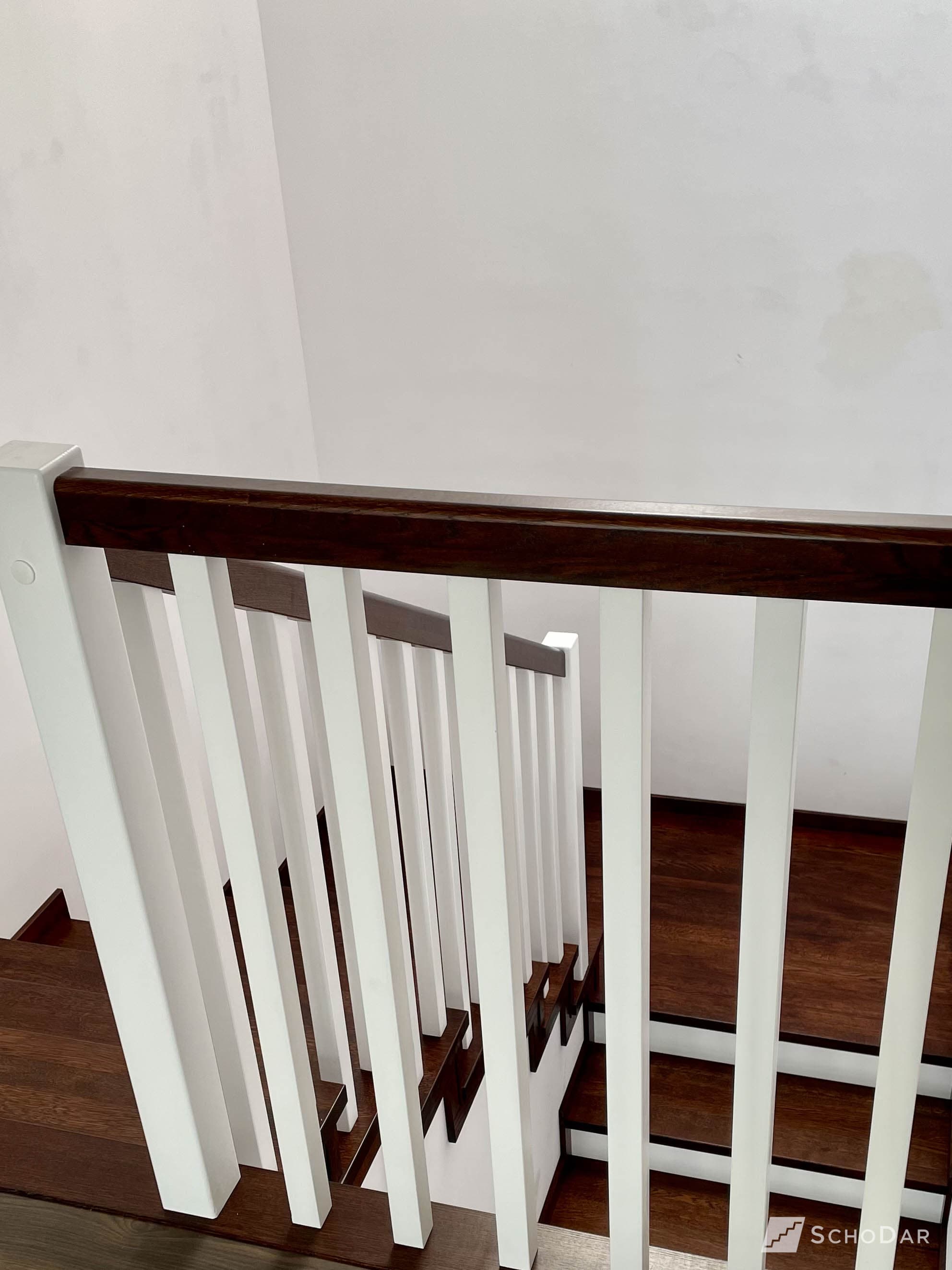 Zdjęcie 1 z realizacji Schody z drewnianą balustradą w powiększeniu