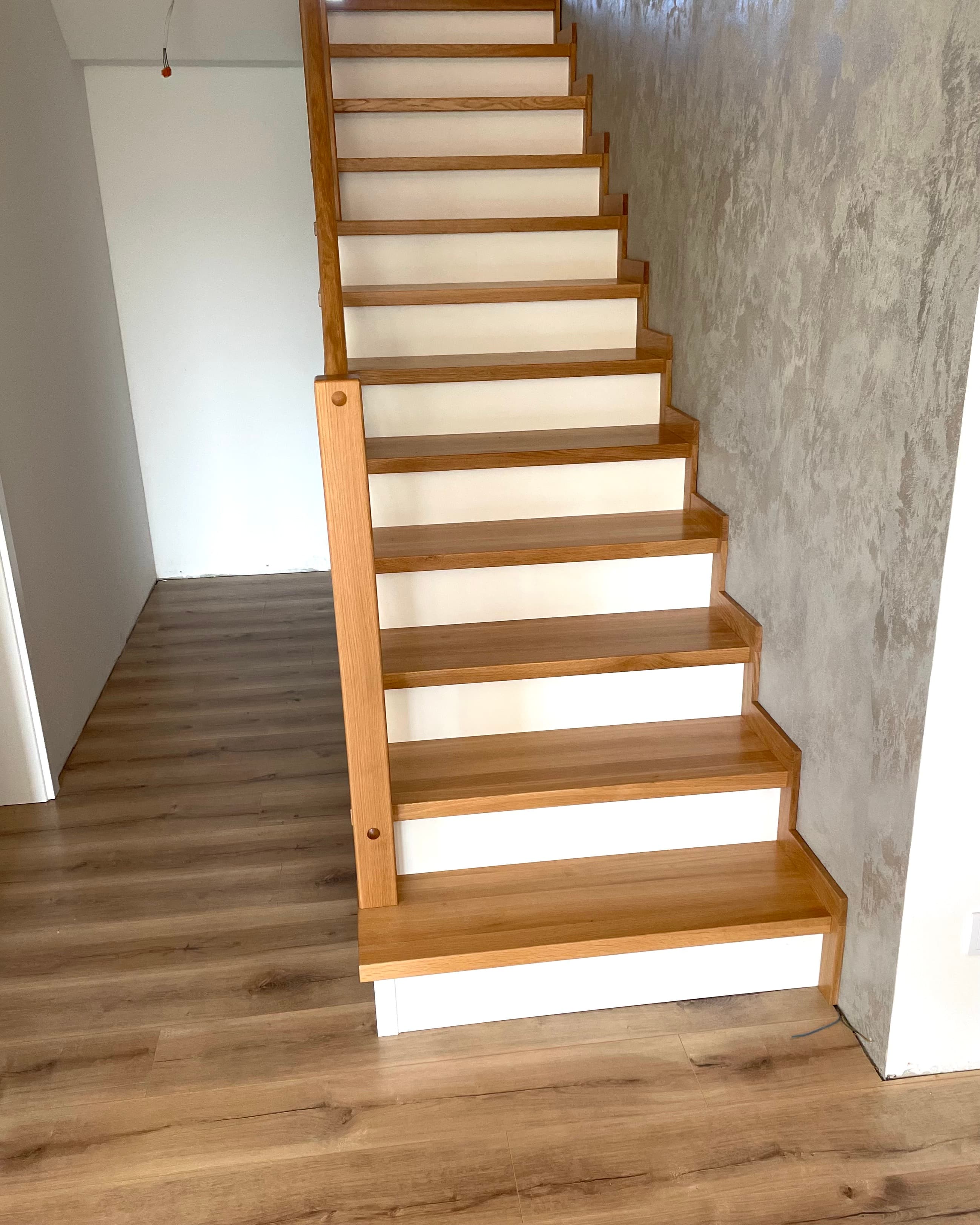 Zdjęcie 1 z realizacji Schody dębowe z balustradą z nierdzewnej rurki w powiększeniu