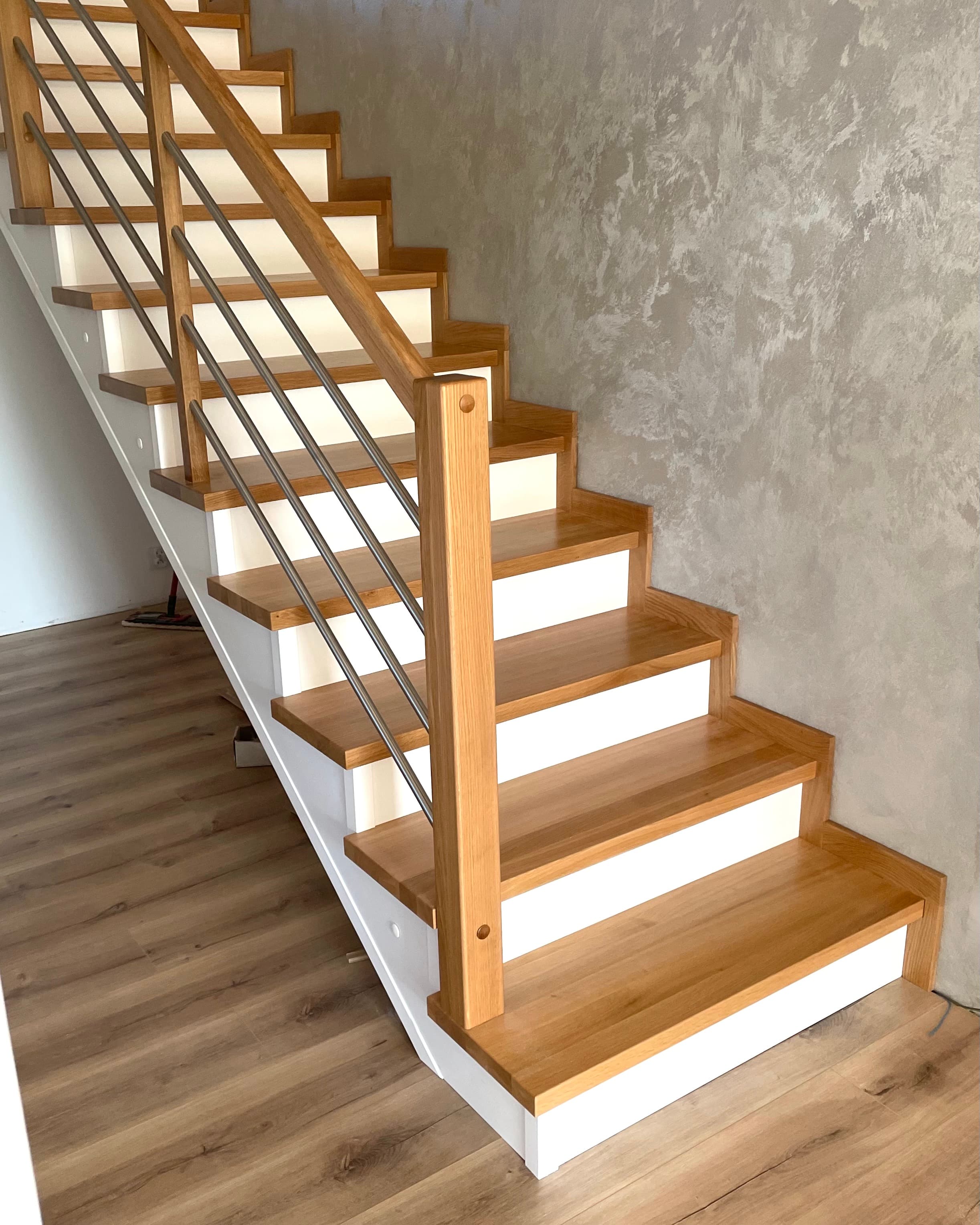 Zdjęcie 4 z realizacji Schody dębowe z balustradą z nierdzewnej rurki w powiększeniu