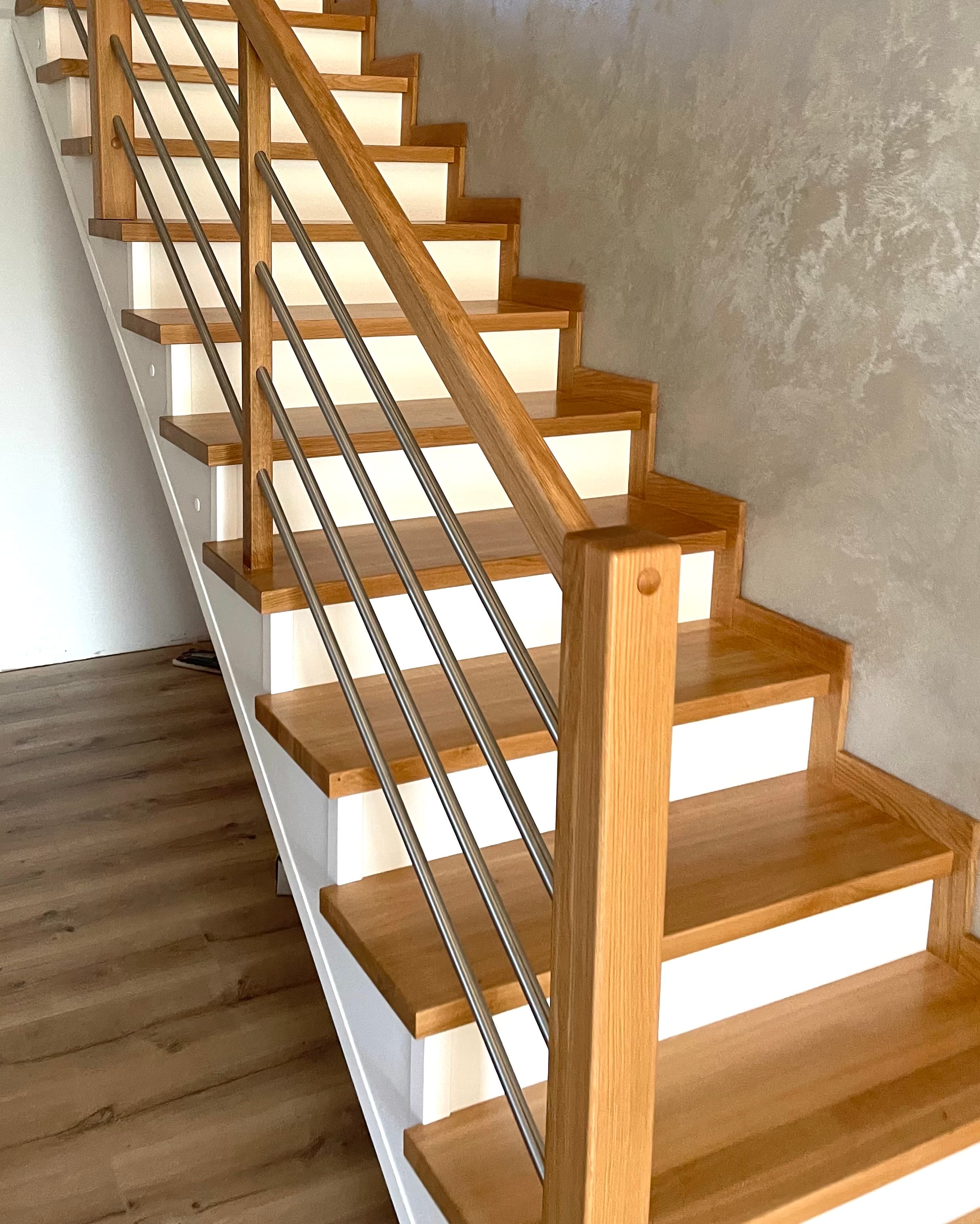 Zdjęcie 3 z realizacji Schody dębowe z balustradą z nierdzewnej rurki w powiększeniu
