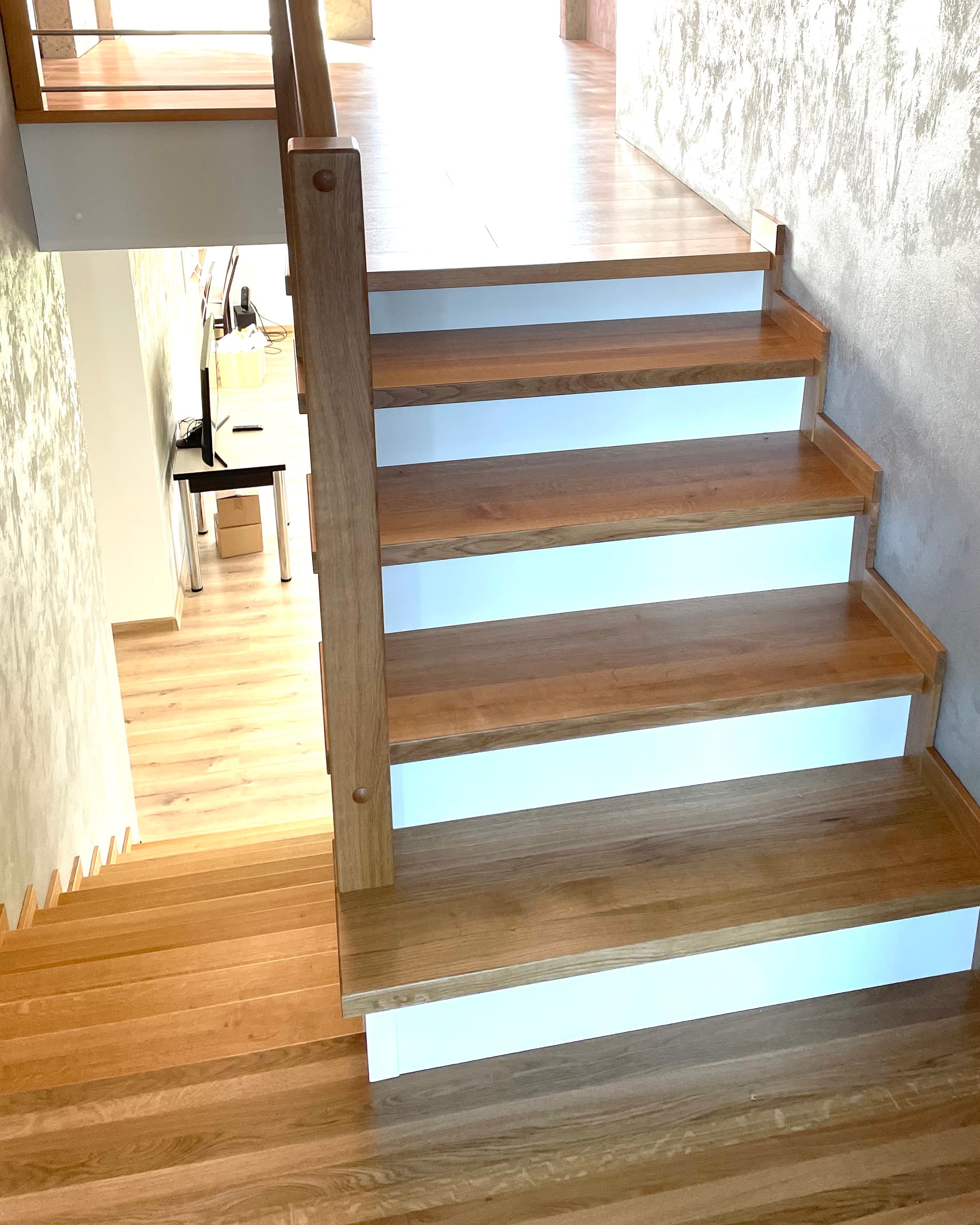 Zdjęcie 5 z realizacji Schody dębowe z balustradą z nierdzewnej rurki w powiększeniu