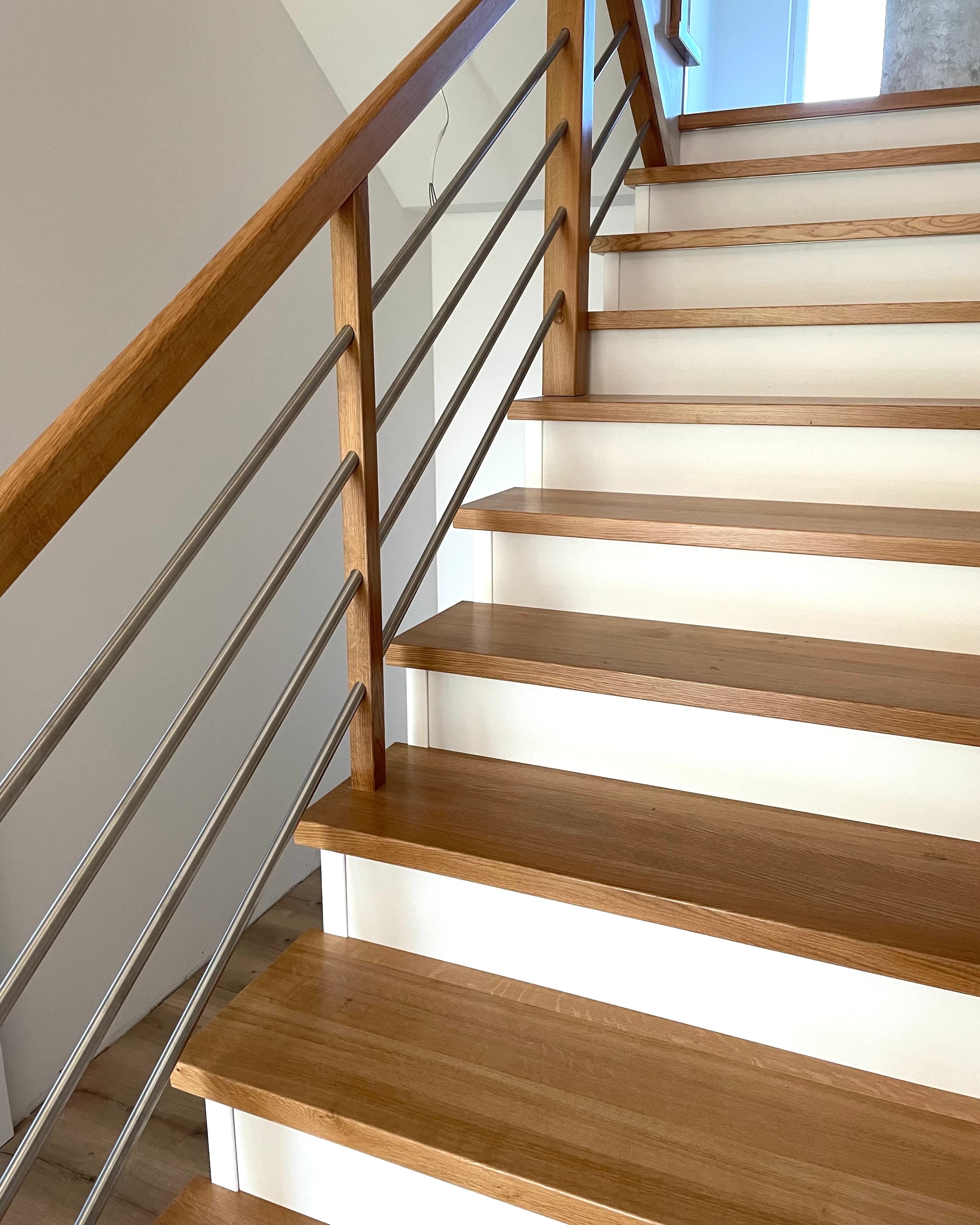 Zdjęcie 2 z realizacji Schody dębowe z balustradą z nierdzewnej rurki w powiększeniu