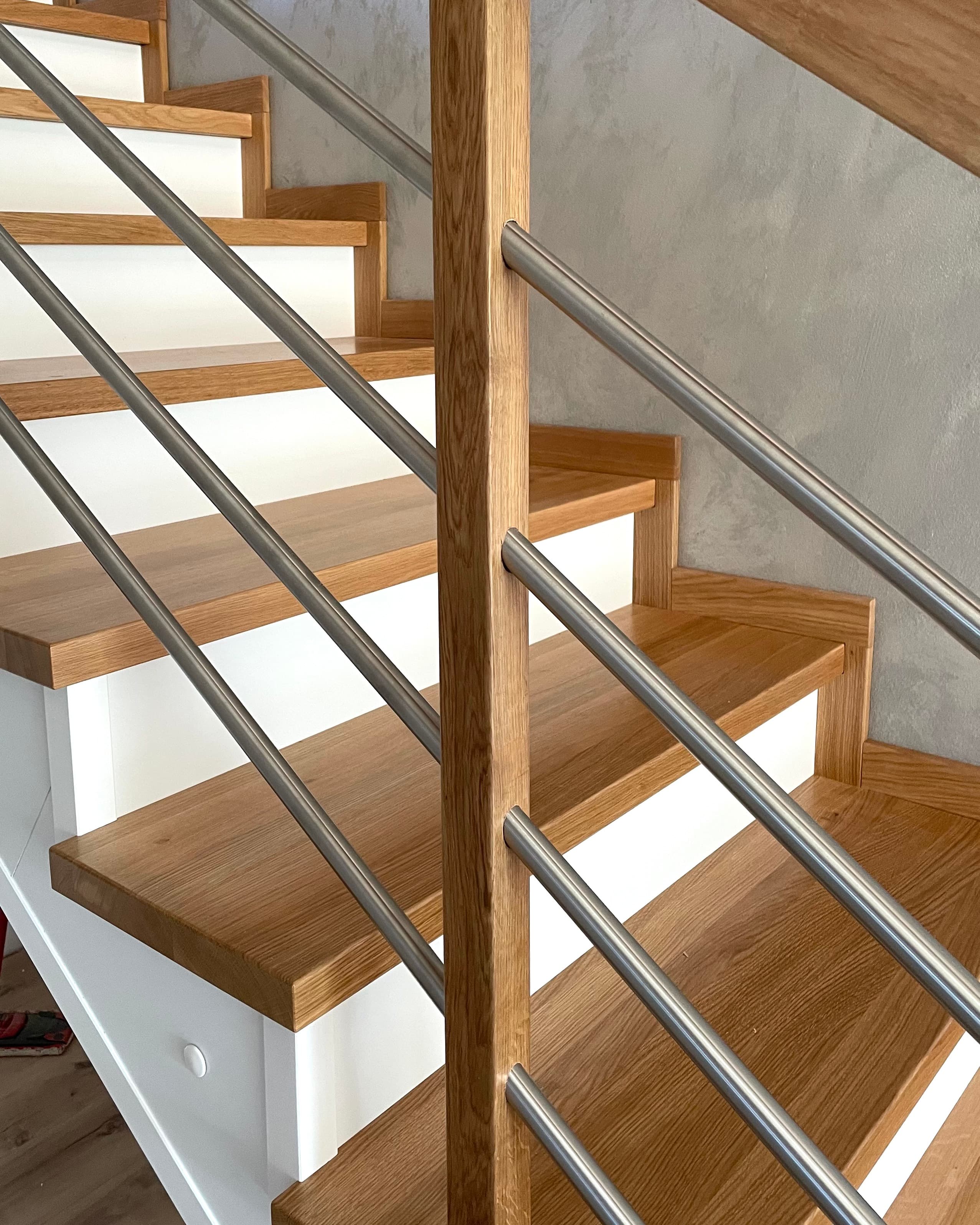 Zdjęcie 6 z realizacji Schody dębowe z balustradą z nierdzewnej rurki w powiększeniu
