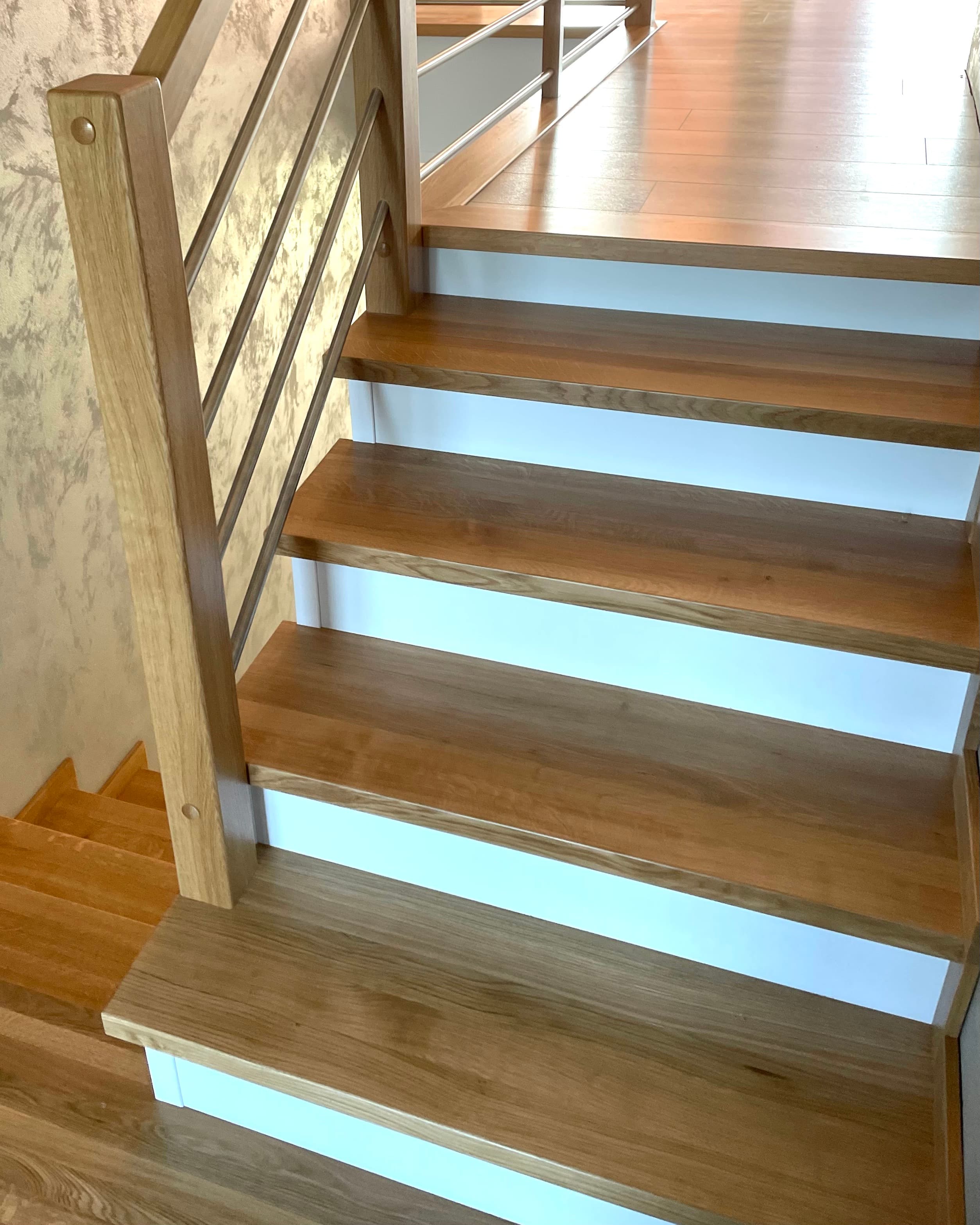 Zdjęcie 7 z realizacji Schody dębowe z balustradą z nierdzewnej rurki w powiększeniu