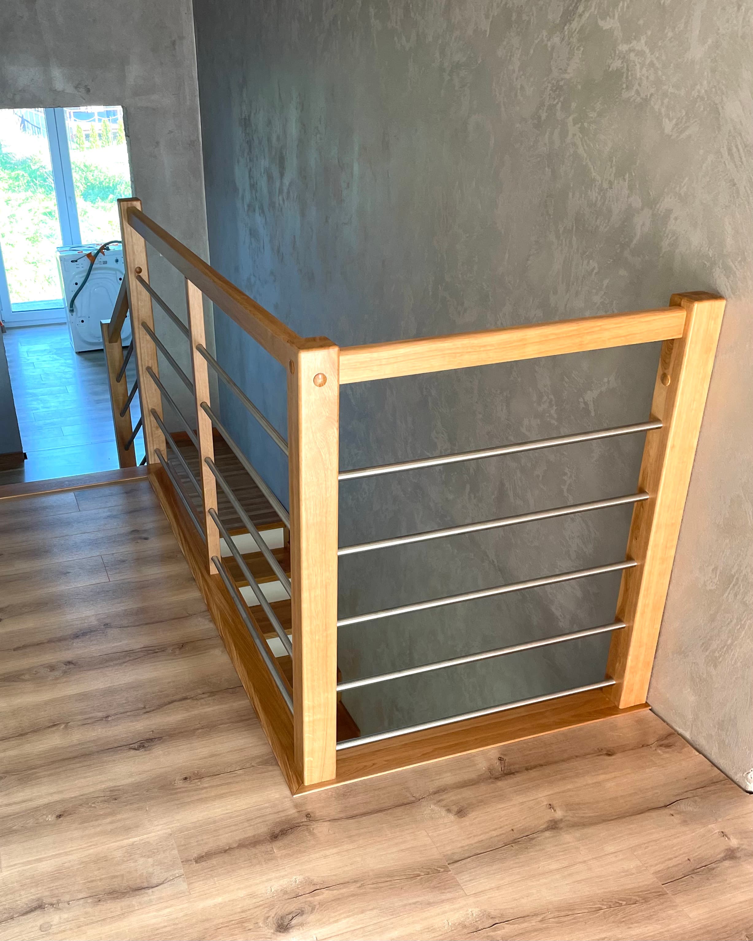 Zdjęcie 8 z realizacji Schody dębowe z balustradą z nierdzewnej rurki w powiększeniu
