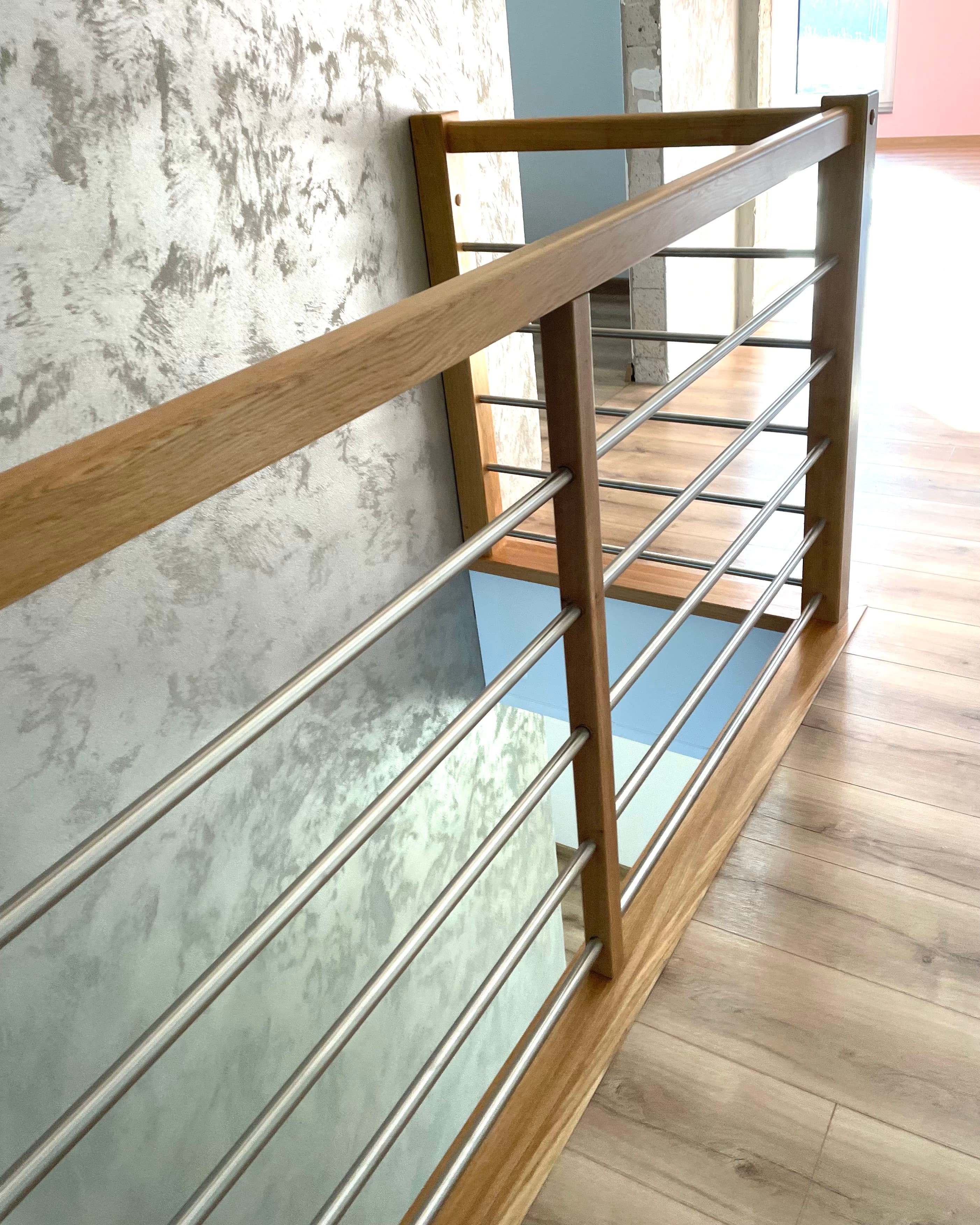 Zdjęcie 9 z realizacji Schody dębowe z balustradą z nierdzewnej rurki w powiększeniu