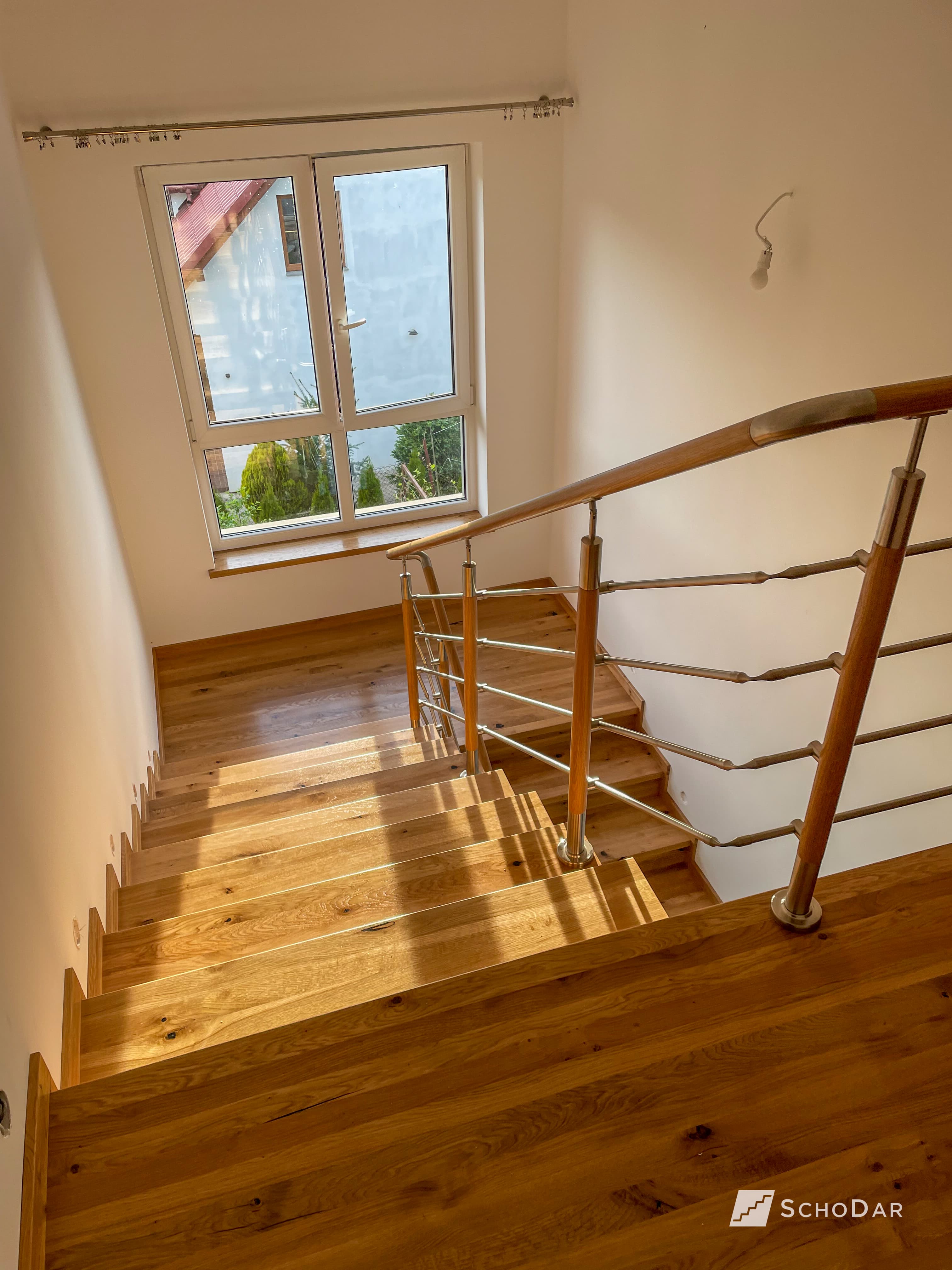 Zdjęcie 4 z realizacji Schody dębowe rustykalne z balustradą systemową w powiększeniu