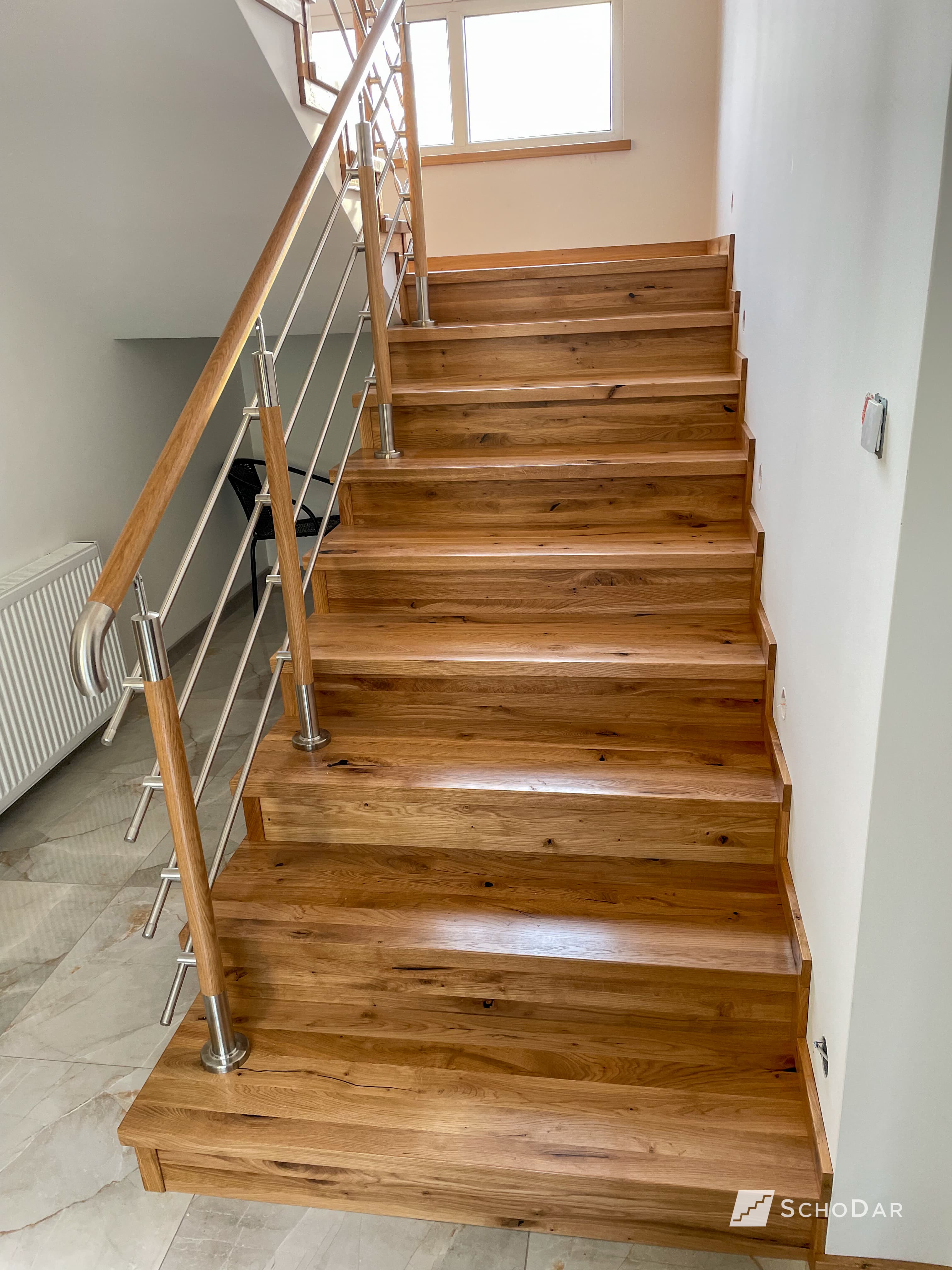 Zdjęcie 5 z realizacji Schody dębowe rustykalne z balustradą systemową w powiększeniu