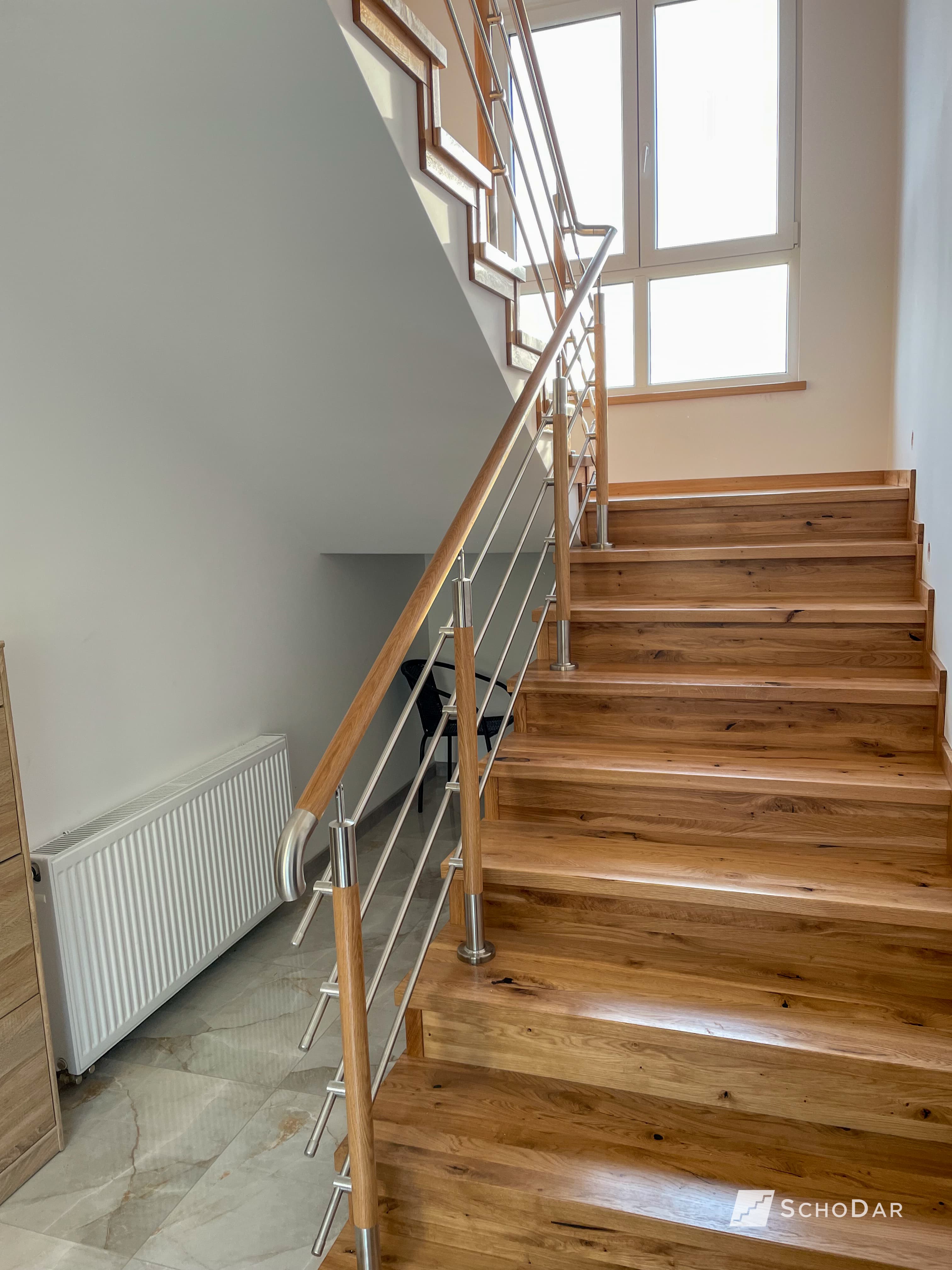 Zdjęcie 2 z realizacji Schody dębowe rustykalne z balustradą systemową w powiększeniu