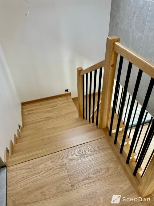 Zdjęcie 4 z realizacji Schody dębowe z balustradą z czarnej rurki