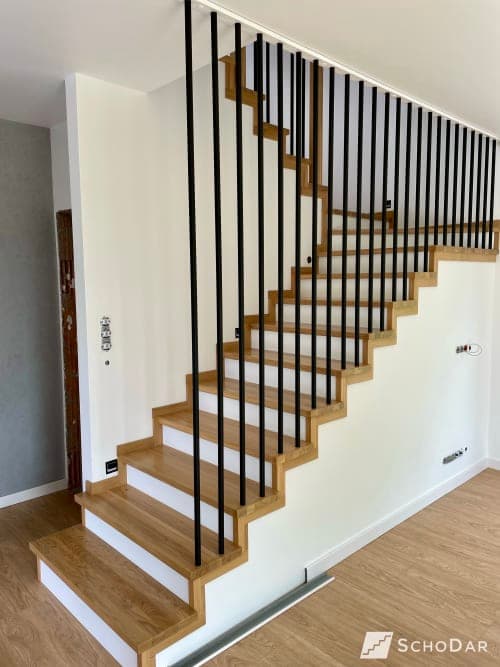 Zdjęcie 10 z realizacji Schody dębowe z balustradą z czarnej rurki