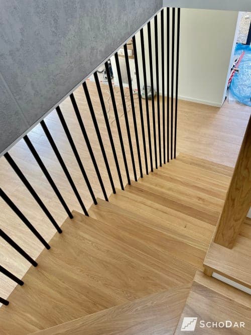 Zdjęcie 2 z realizacji Schody dębowe z balustradą z czarnej rurki